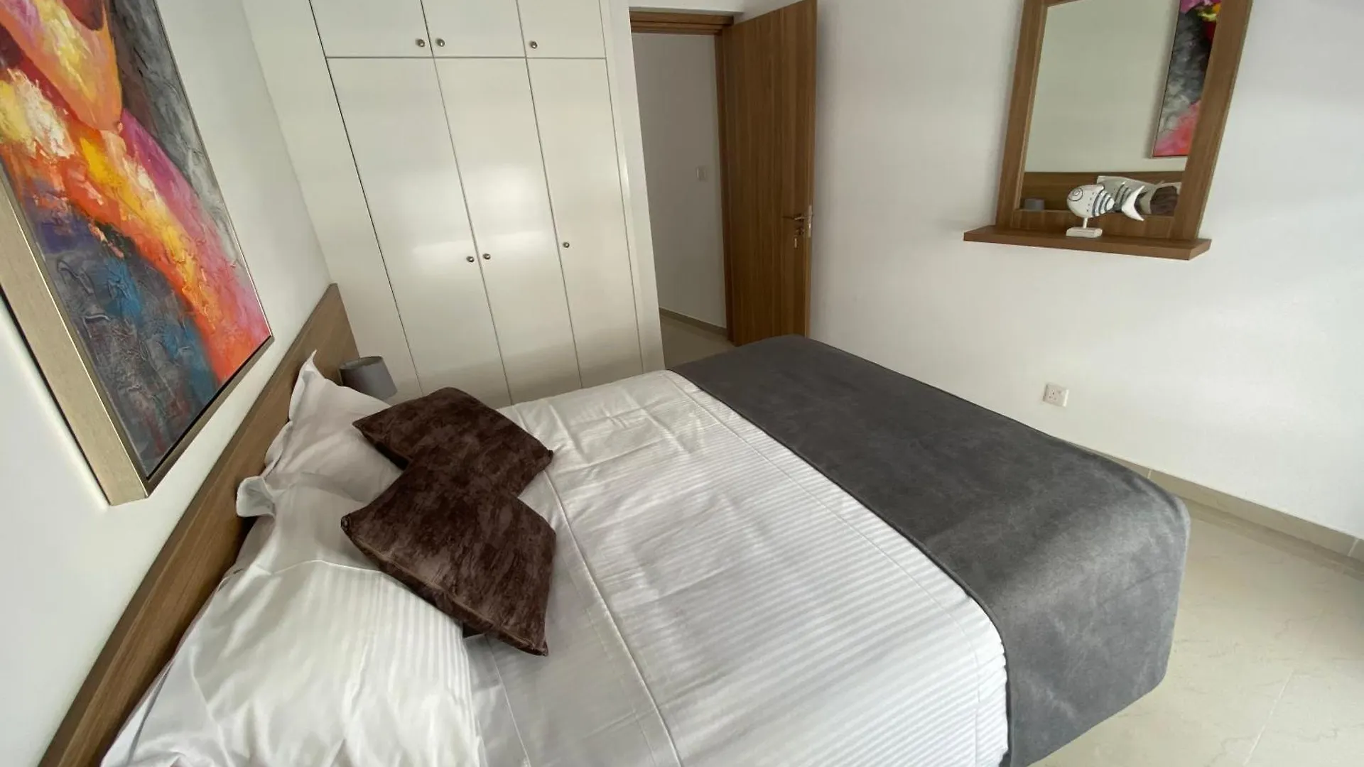 Larnaca Bay Suites Apartman
